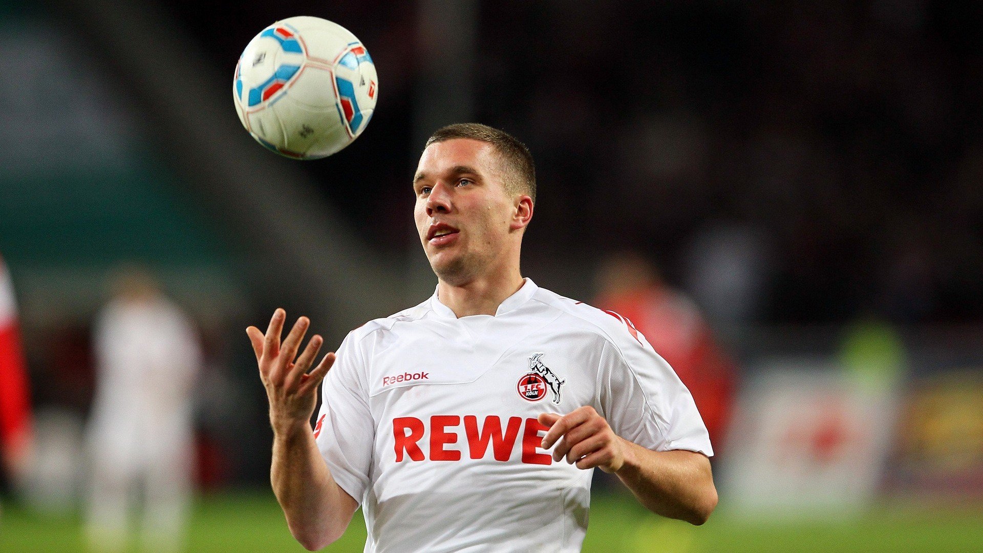 ky体育中国-_青年街头表演：运动与艺术的交融_，运动街头风格