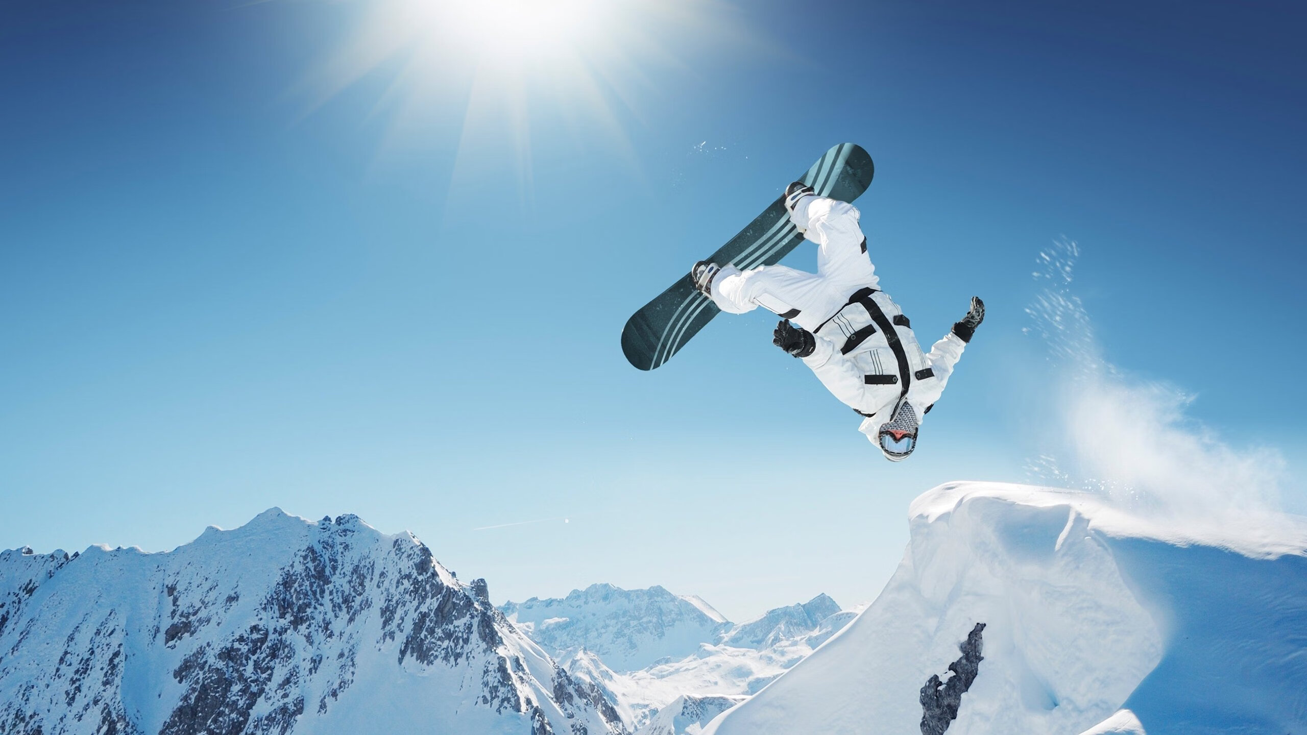 _青年街头表演：运动与艺术的交融_，运动街头风格